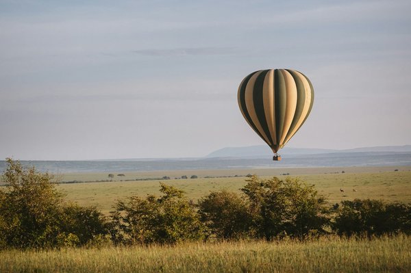 Quels sont les meilleurs itinéraires pour une balade en montgolfière au-dessus du désert de Namibie?