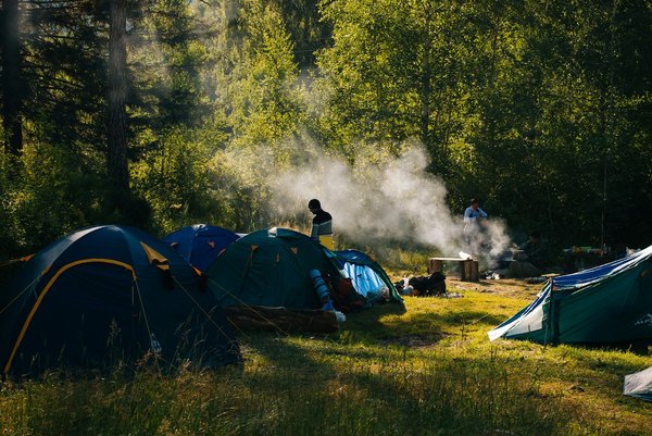 Quels sont les meilleurs conseils pour un camping en région montagneuse en été?